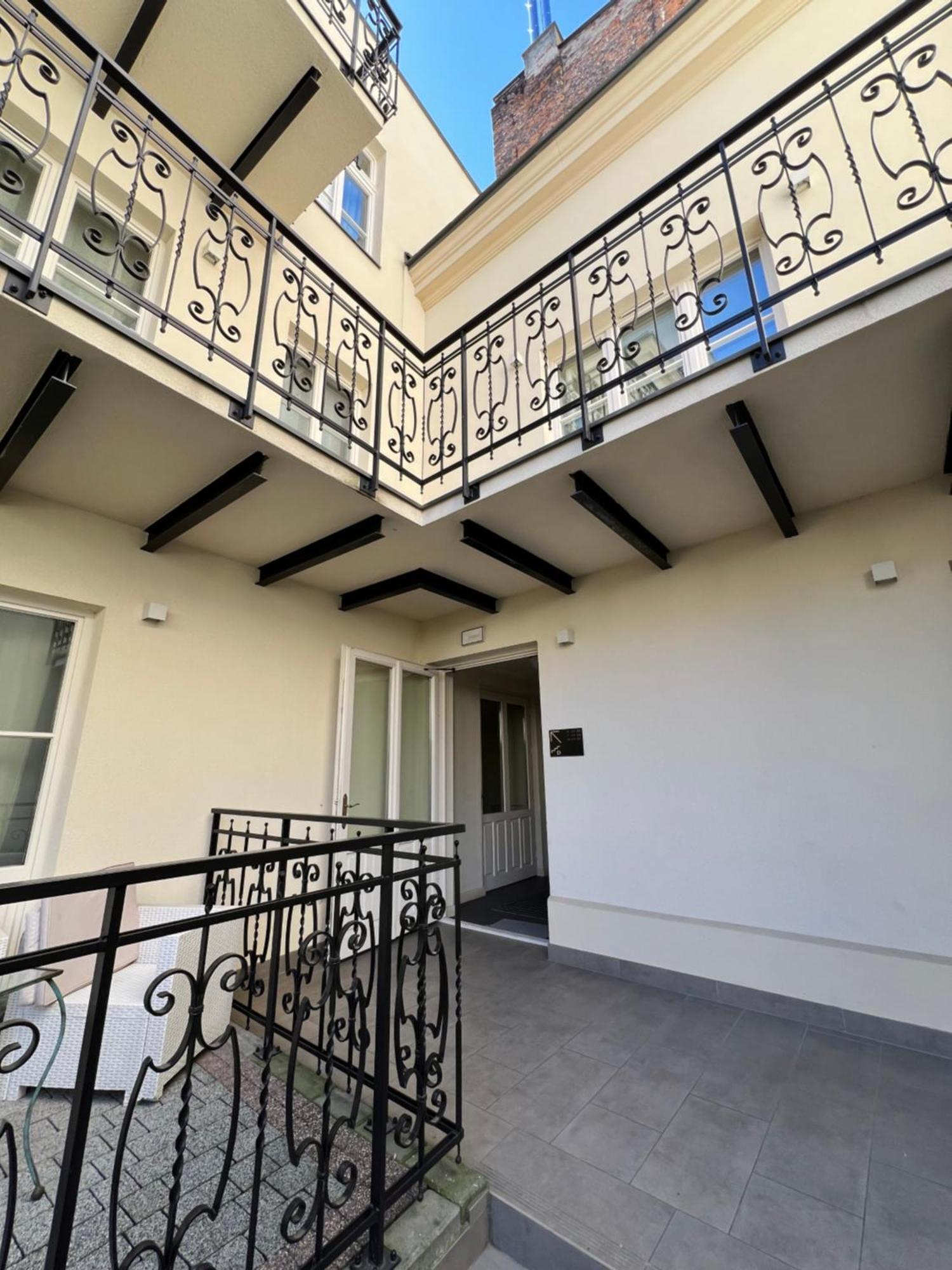 Atrium - Old Town Luxury Apartments - By Upstairs Cracovia Exterior foto